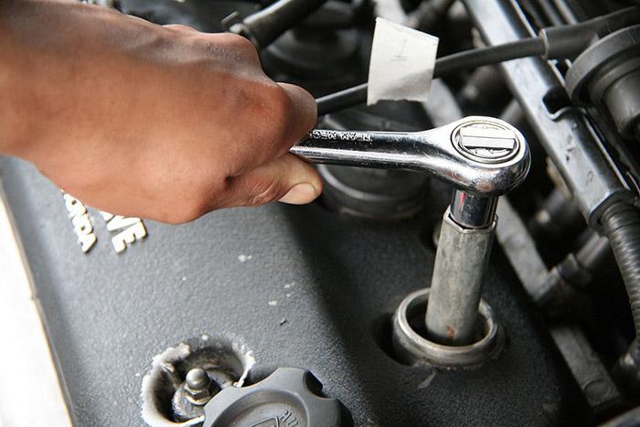 How To Tighten Spark Plugs-3
