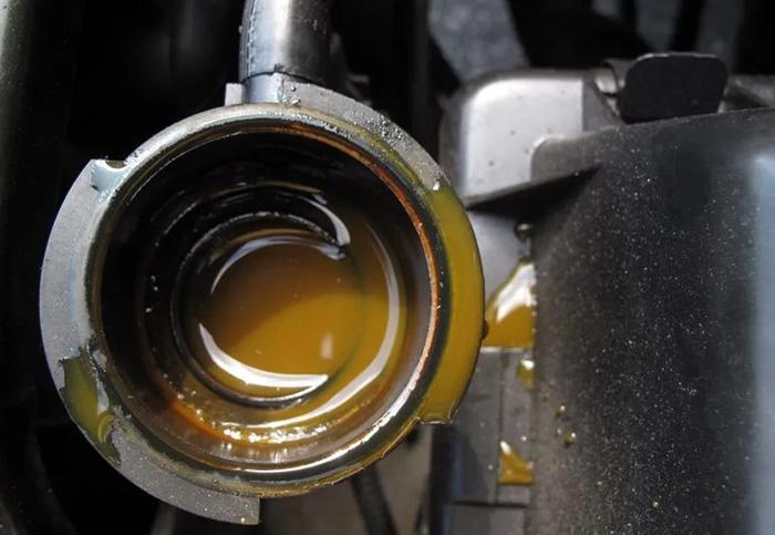 Water In Engine Oil Symptoms-1