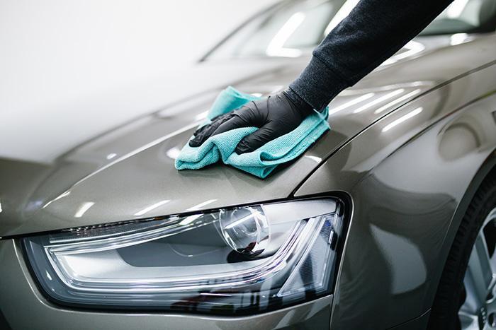 A man cleaning car with microfiber cloth, car detailing (or vale